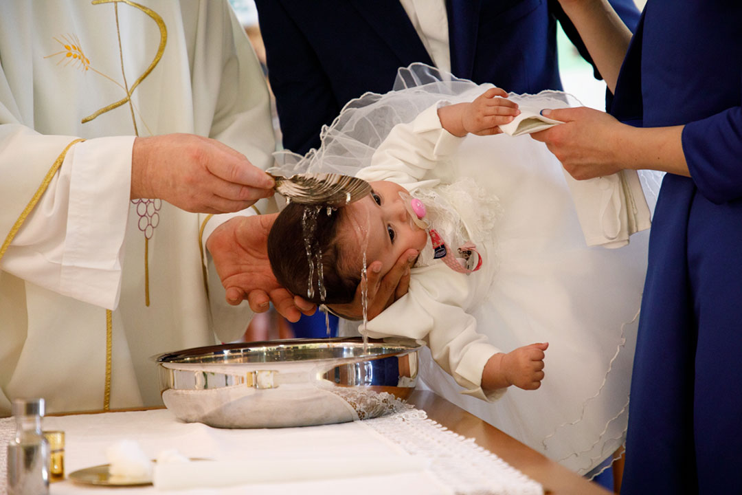Al momento stai visualizzando Cerchi un fotografo per il battesimo del tuo bambino?
